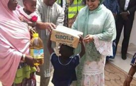 La première dame du Niger Dr Lalla  Issoufou fait don de 275 kits pour les orphelins et personnes âgées.(Photos)