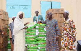 La Ministre ivoirienne Mariatou Koné a offert 10 tonnes de riz et de sucre à la communauté musulmane de la région de la Bagoué.(Photos)