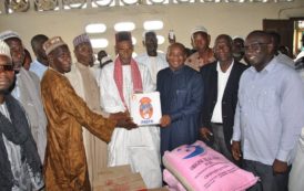 Le ministre Ivoirien Siandou Fofana fait des dons à la mosquée Al Nabawi d’Adjouffou.(Photos)