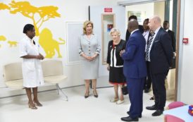 Visite de Madame CAMDESSUS à l’HME Abidjan en compagnie de la Première Dame Dominique Ouattara.(Photos)