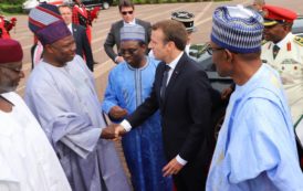 Le Président Muhammadu Buhari a reçu le président français Emmanuel Macron à la maison d’état, Abuja