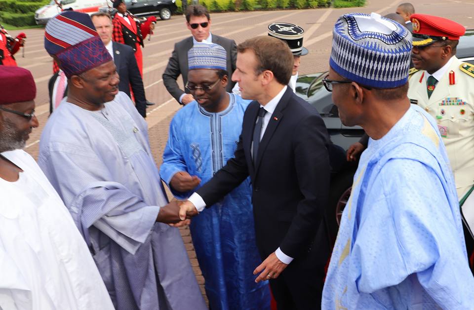 Le Président Muhammadu Buhari a reçu le président français Emmanuel Macron à la maison d’état, Abuja