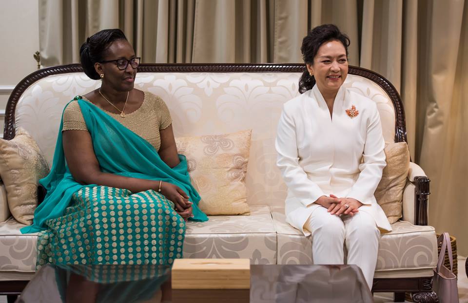 L’épouse du président chinois visite une école de filles au Rwanda [Photos]