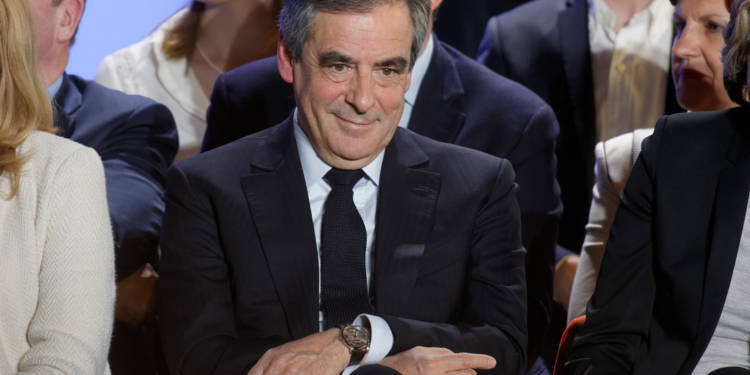 FRANÇOIS FILLON : DES MEMBRES DE SON ÉQUIPE PAYÉS À NE RIEN FAIRE (LITTÉRALEMENT) !