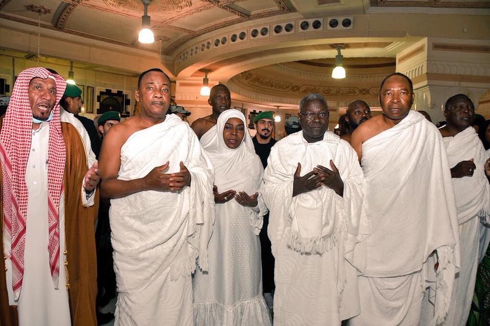 Le Président Issoufou Mahamadou et son epouse  accompli dans la Sainte Mosquée, la Oumrah ou Petit Pèlerinage à la Mecque [Photos].