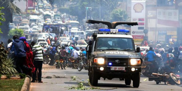 En Ouganda, la police troque ses matraques pour un micro et se trémousse