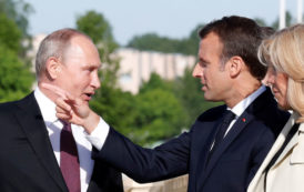 Le président russe accueille le président français au Palais Constantin à Saint-Pétersbourg [Video]