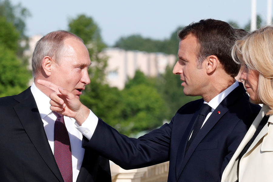 Le président russe accueille le président français au Palais Constantin à Saint-Pétersbourg [Video]