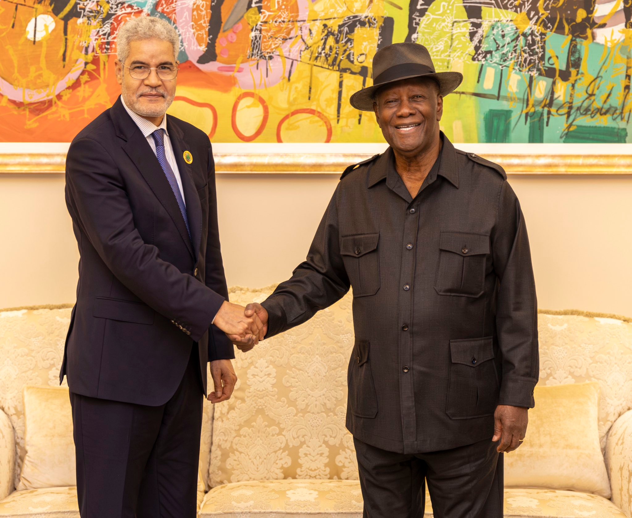 Alassane Ouattara, reçoit une délégation mauritanienne conduite par le Ministre de l’Économie et des Finances, Sid’ Ahmed Ould Bouh (Images)