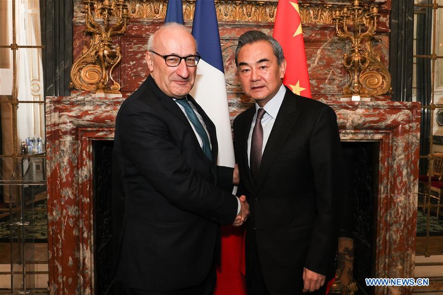 La Chine et la France prêtes à renforcer leurs relations, selon le ministre chinois des Affaires étrangères