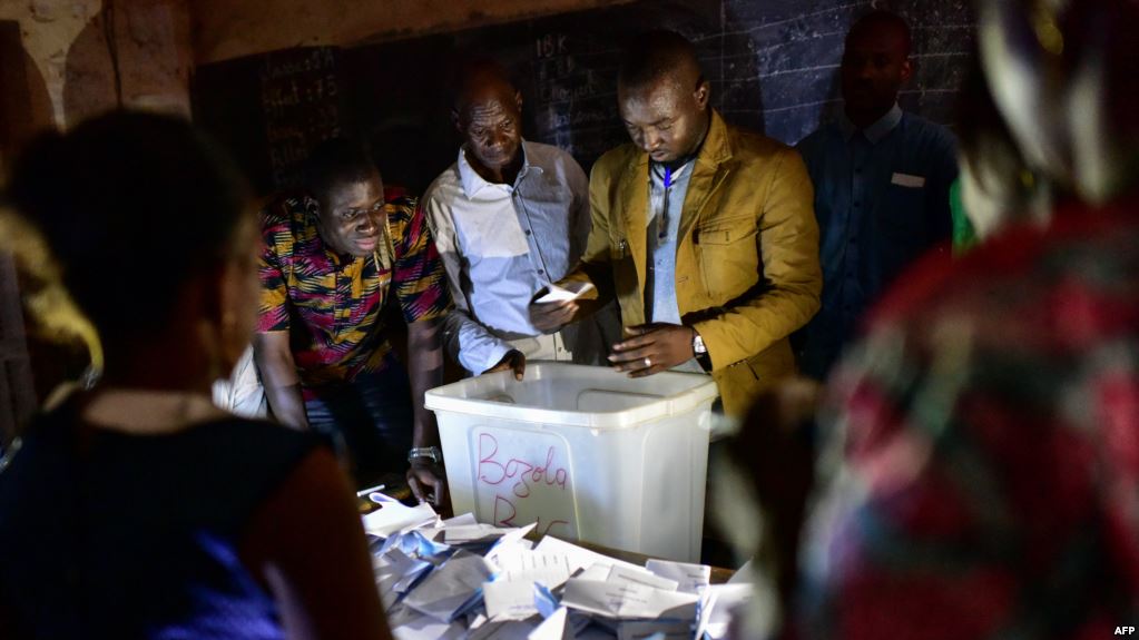 Les deux principaux candidats se disent en tête au Mali