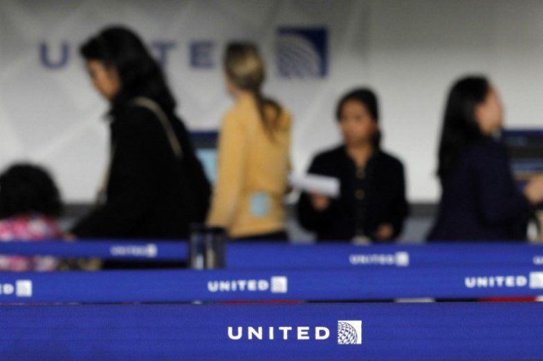 Des clients menacent de boycotter United Airlines après qu’un passager a été violemment traîné hors d’un avion