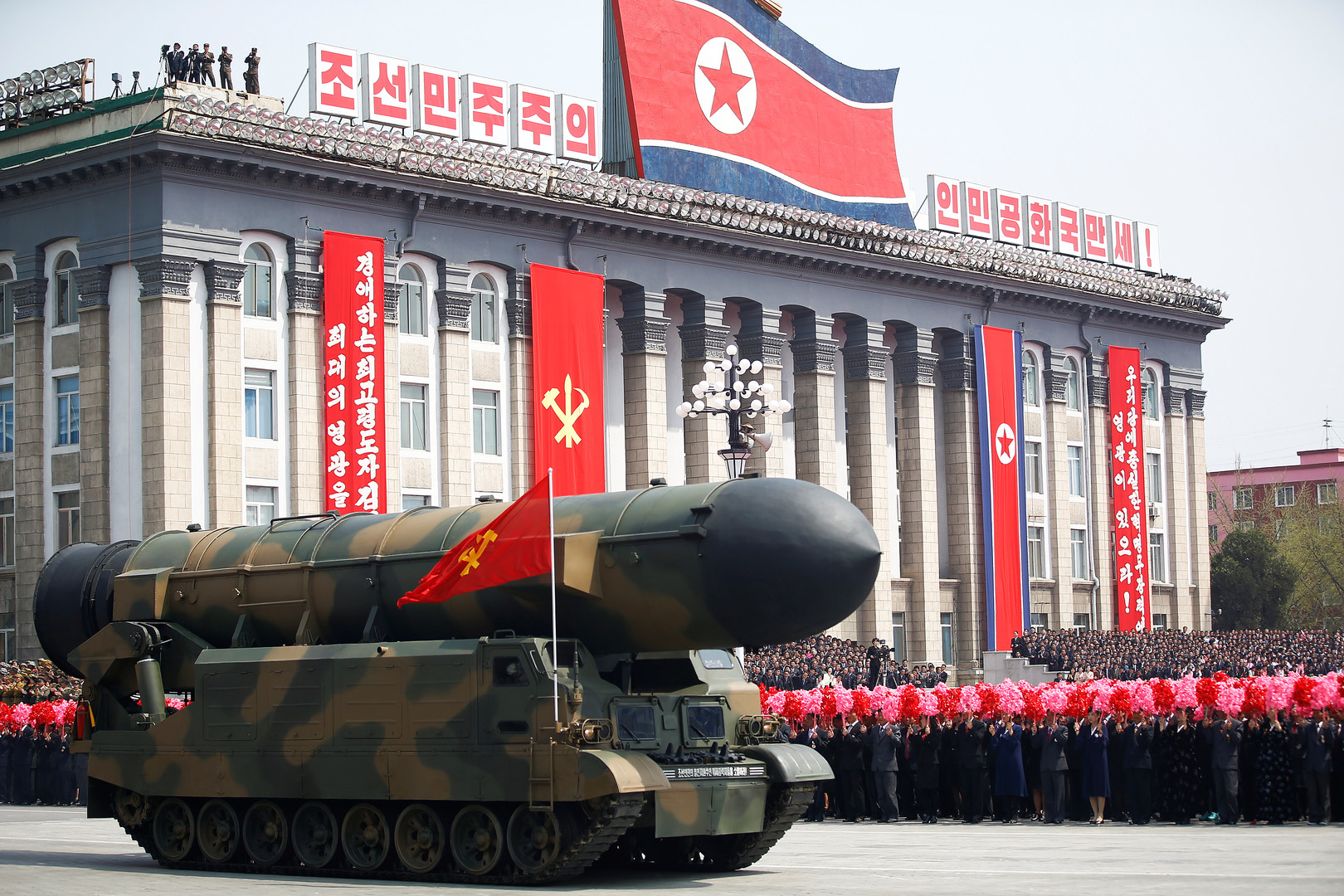 Pyongyang dévoile ses missiles balistiques mer-sol lors d’une parade militaire (PHOTOS, VIDEOS)