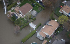 Des Québécois naviguent en kayak dans leur ville à la suite d’importantes inondations (VIDEO)