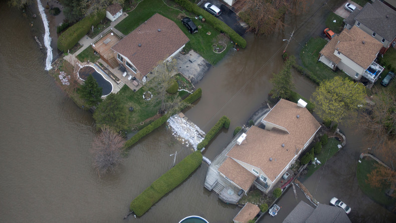 Des Québécois naviguent en kayak dans leur ville à la suite d’importantes inondations (VIDEO)