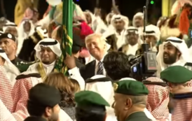 En visite à Riyad, Donald Trump se prête à la danse du sabre (IMAGES)