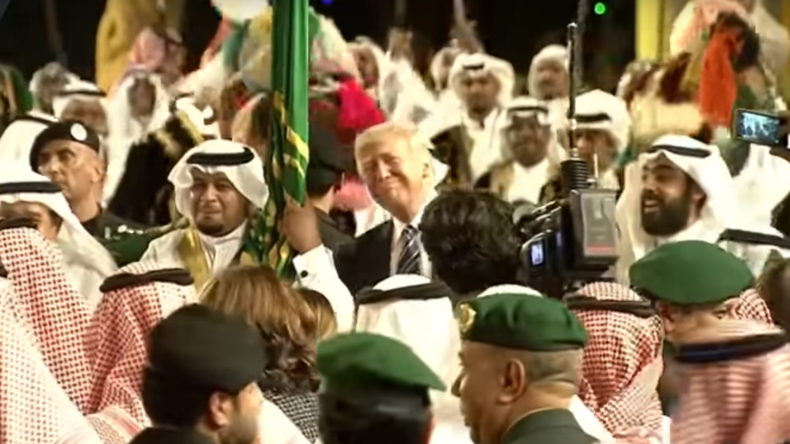 En visite à Riyad, Donald Trump se prête à la danse du sabre (IMAGES)