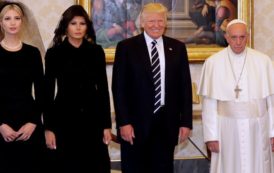 En visite au Vatican, Melania et Ivanka Trump se couvrent la tête devant le pape (IMAGES)