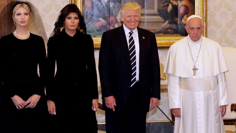 En visite au Vatican, Melania et Ivanka Trump se couvrent la tête devant le pape (IMAGES)