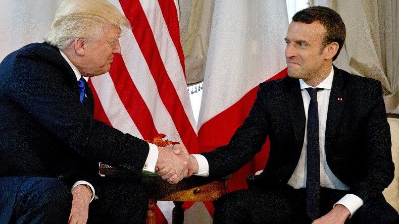 Malaise autour de la première poignée de main entre Donald Trump et Emmanuel Macron (IMAGES)