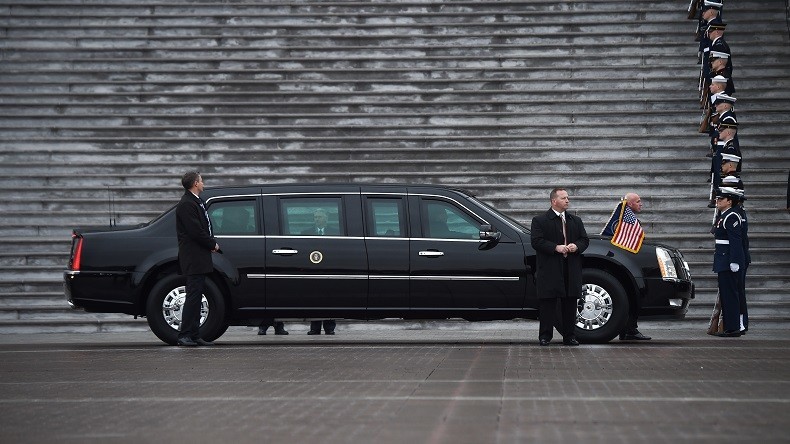 «The Beast», la limousine du président américain, trop large pour le porche royal en Belgique