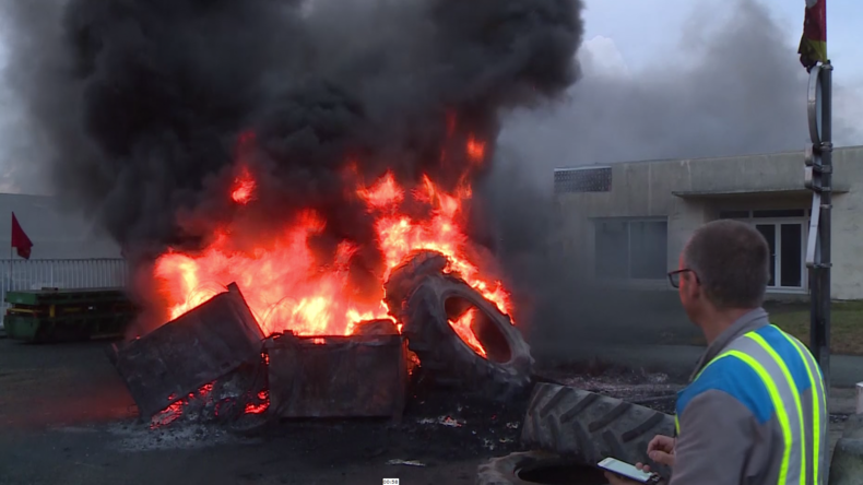 Poussés à bout, des salariés de GM&S mettent feu à des pneus devant leur usine (VIDEO)