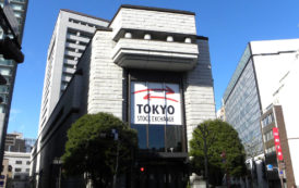 Tokyo finit quasiment inchangée