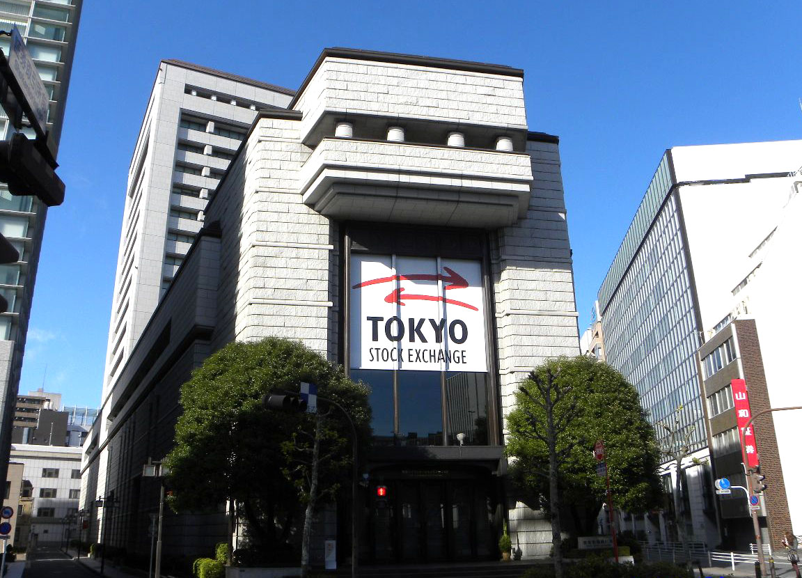 Tokyo finit quasiment inchangée