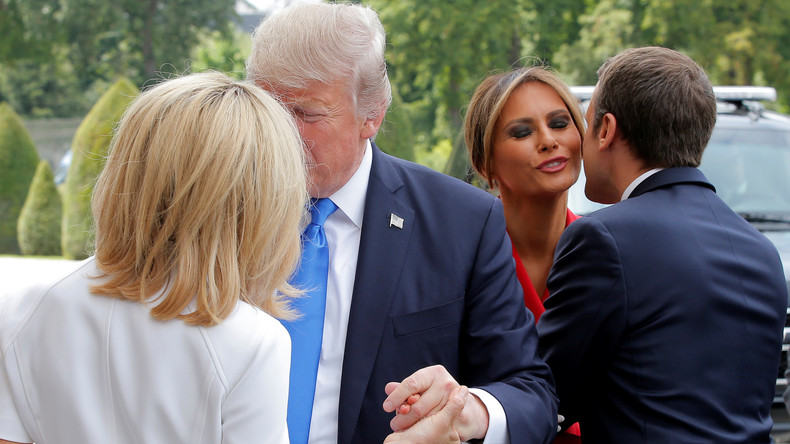 A-t-il encore frappé ? L’étrange poignée de main entre Donald Trump et Brigitte Macron (VIDEO)