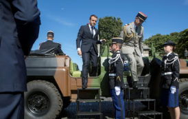 En pleine crise, Macron rencontre l’armée avec le nouveau chef d’état-major Lecointre à Istres