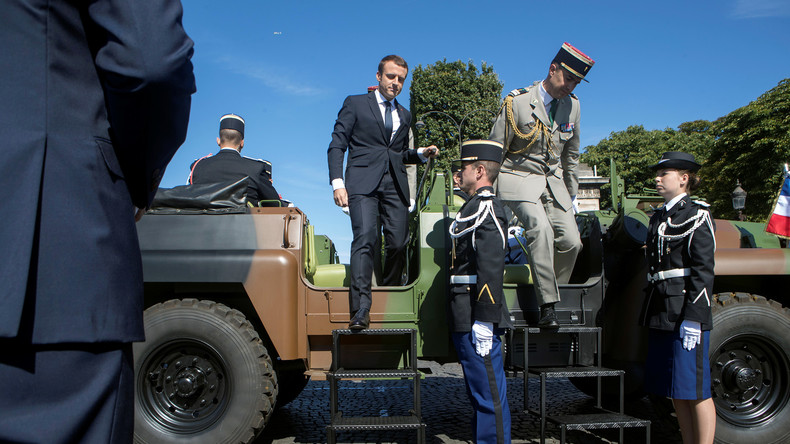 En pleine crise, Macron rencontre l’armée avec le nouveau chef d’état-major Lecointre à Istres