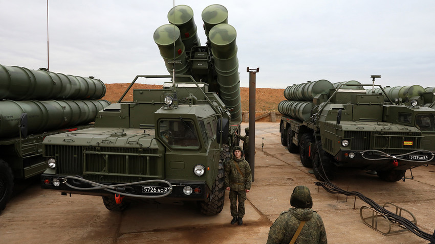 Comment les opérateurs des systèmes de missiles russes S-300 et S-400 sont-ils formés?