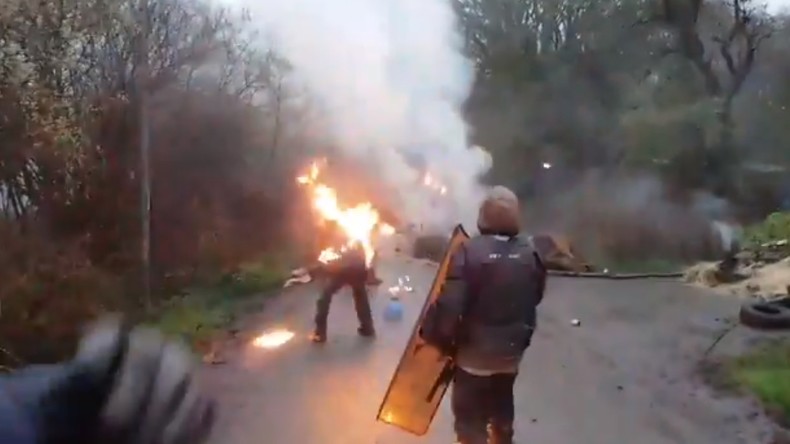 Notre-Dame-des-Landes : un zadiste lance un cocktail Molotov sur un gendarme… et prend feu (VIDEO)