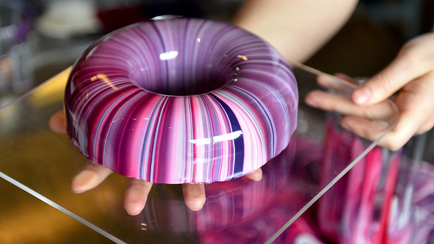 Trop beaux pour être mangés: les gâteaux «miroirs» de cette pâtissière russe font un tabac