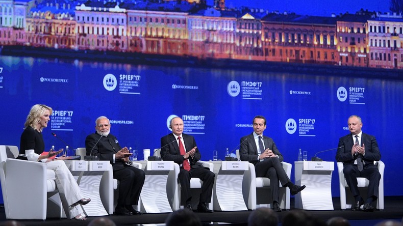 Emmanuel Macron et Shinzo Abe inaugureront le Forum économique international de Saint-Pétersbourg