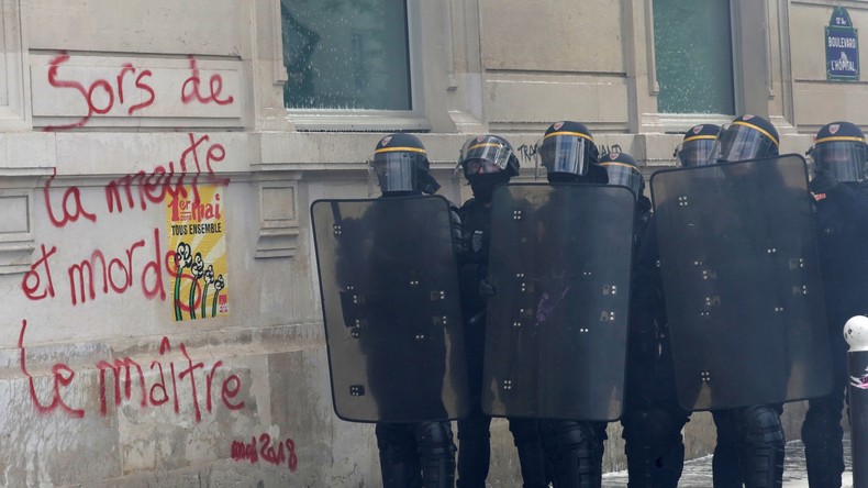 Des cheminots investissent le QG de La République en marche, les CRS interviennent (VIDEOS)