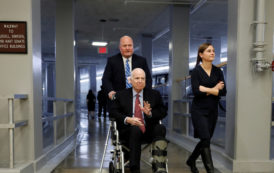 «Il va mourir de toute façon»: polémique après les propos d’une conseillère de Trump sur John McCain