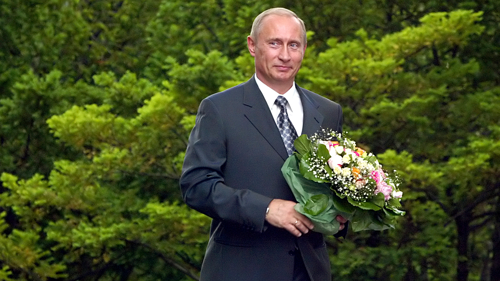 Parfait gentleman: quand le président russe offre des fleurs