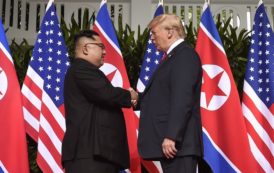 En images : La poignée de main historique entre Donald Trump et Kim Jong-Un