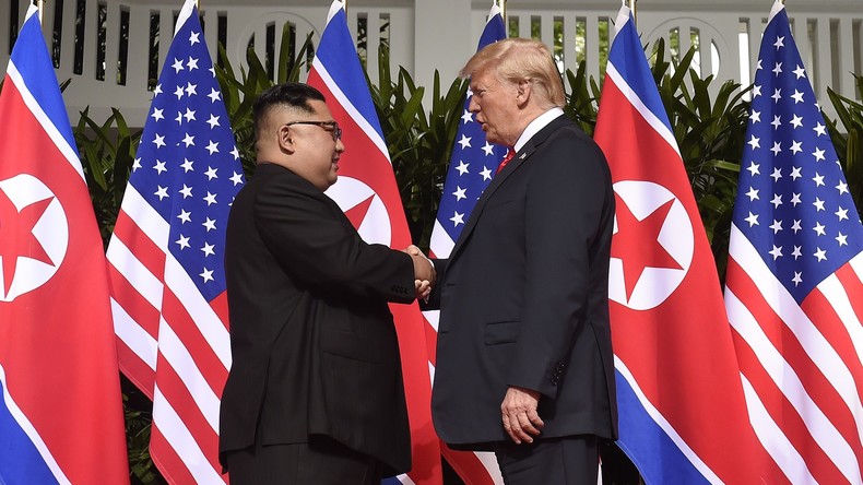 En images : La poignée de main historique entre Donald Trump et Kim Jong-Un