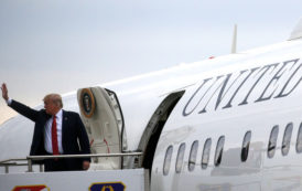 Donald Trump monte à bord de l’avion présidentiel, du papier collé au talon (VIDEO)