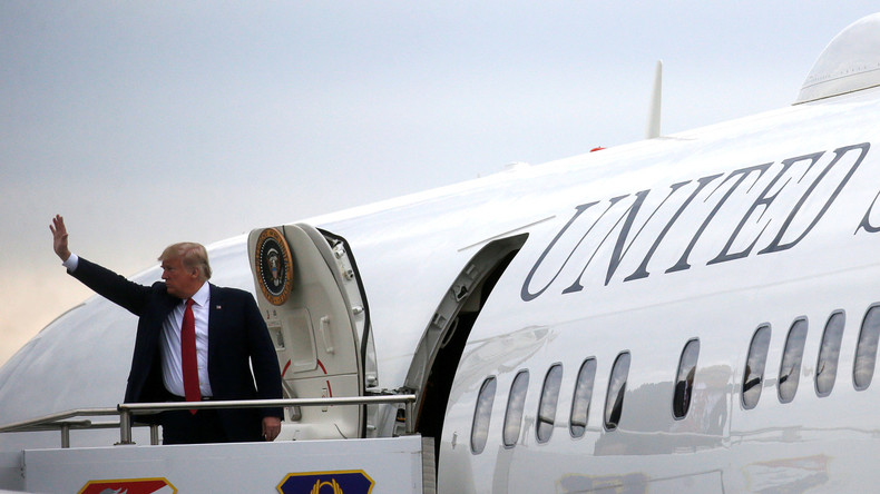 Donald Trump monte à bord de l’avion présidentiel, du papier collé au talon (VIDEO)