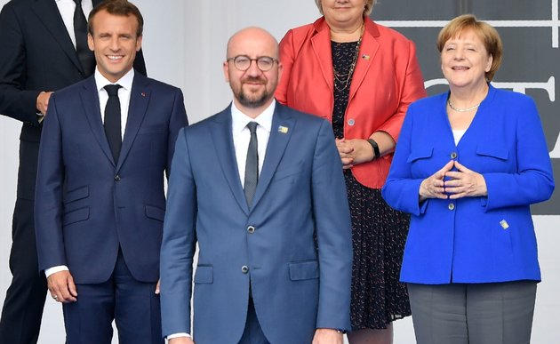 Macron, Merkel, Michel et Bettel boivent une bière en plein bar à Bruxelles sous le regard amusé des clients