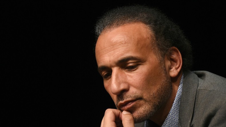 Des centaines d’images pornographiques découvertes sur les appareils électroniques de Tariq Ramadan