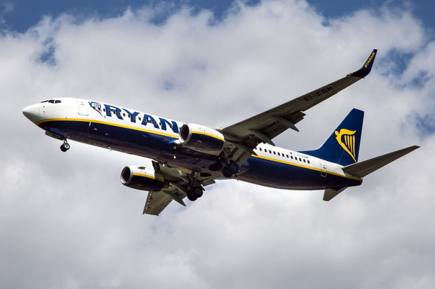 Ryanair licencie six employés photographiés en train de dormir au sol