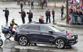 Macron descend les Champs-Elysées dans la toute nouvelle DS 7 Crossback