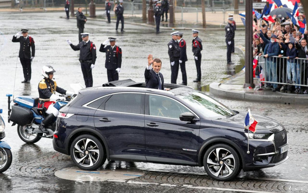 Macron descend les Champs-Elysées dans la toute nouvelle DS 7 Crossback