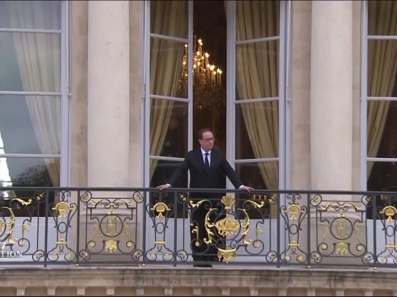 Passation de pouvoir : les étonnantes images de François Hollande à son balcon