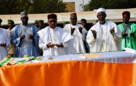 Le Président de la République a assisté jeudi à la levée du corps de Moussa Moumouni Djermakoye, Président du CESOC