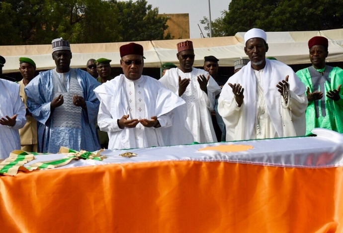 Le Président de la République a assisté jeudi à la levée du corps de Moussa Moumouni Djermakoye, Président du CESOC